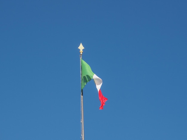 Włoska flaga Włoch nad błękitnym niebem