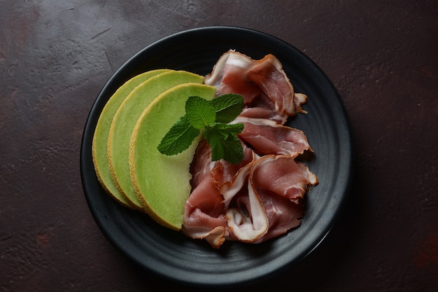 włoska lub hiszpańska prosciutto crudo lub jamon