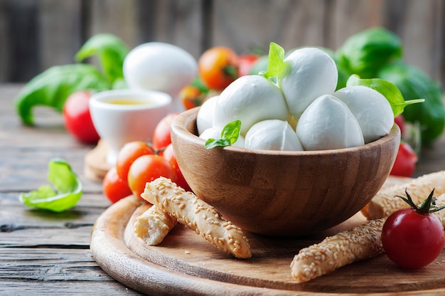 Włoska mozzarella z pomidorem i bazylią