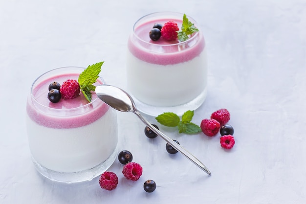 Włoska panna cotta deserowa z sosem jagodowym