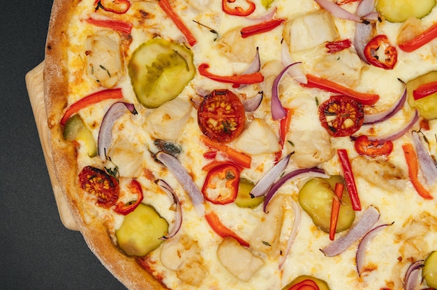 Włoska pikantna pizza z warzywami i kurczakiem