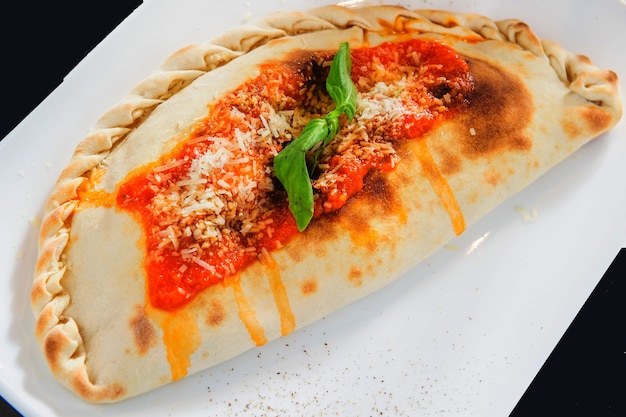 Włoska Pizza Calzone Na Białym Talerzu