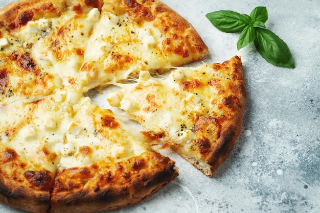 Włoska Pizza Cztery Sery Z Rozciągającym Się Serem I Bazylią Na Jasnym Betonowym Tle