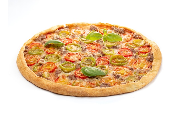 Włoska pizza mięsna z pomidorami, trzy rodzaje mięs (kiełbasy, bekon, mięso mielone), ser mozzarella ozdobiony zielonymi listkami bazylii.