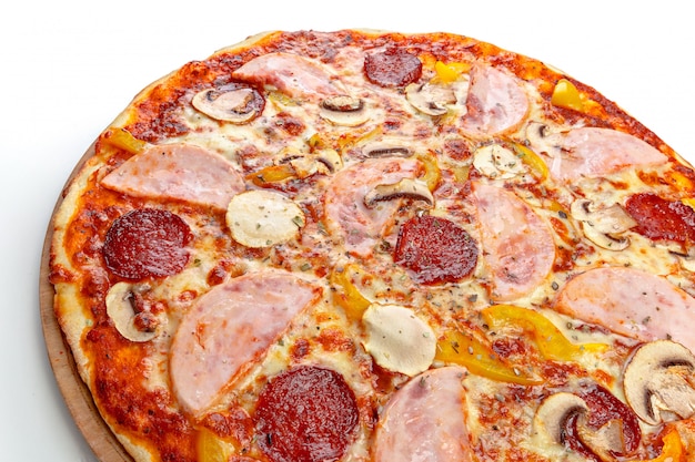 Włoska pizza na białym