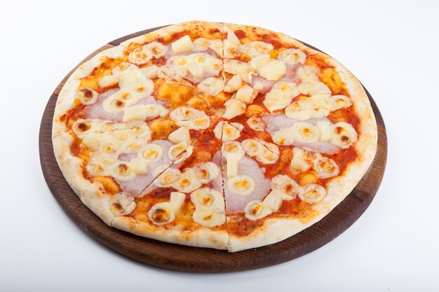 Włoska Pizza Na Desce Z Białym Tłem