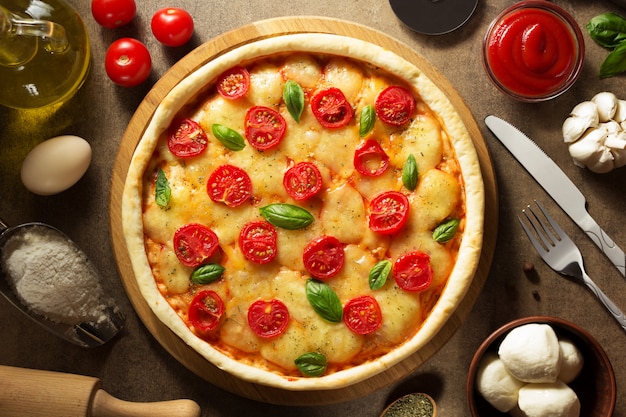 Włoska pizza na drewnianej powierzchni blisko składników