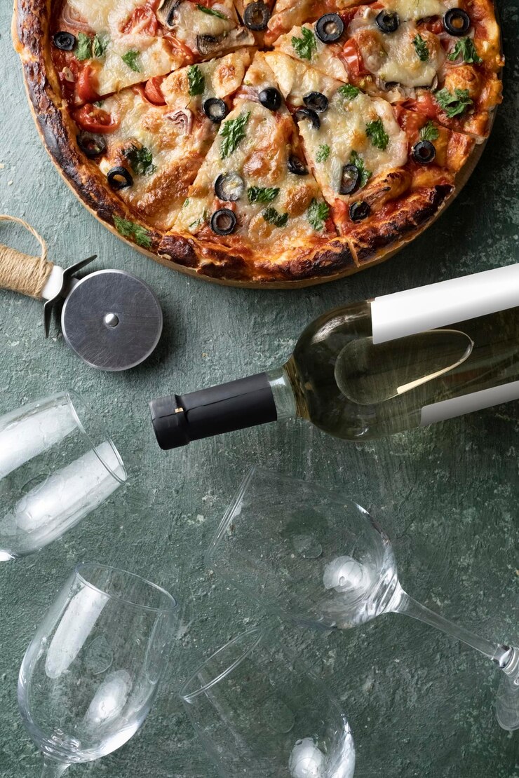 Włoska pizza serowo-pomidorowa z winem