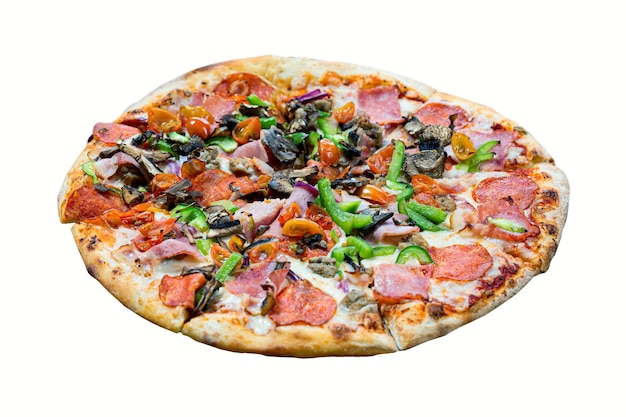 Włoska pizza z bekonem, serem, pomidorkami koktajlowymi, pieczarkami, cebulą, czosnkiem i papryką na białym tle.