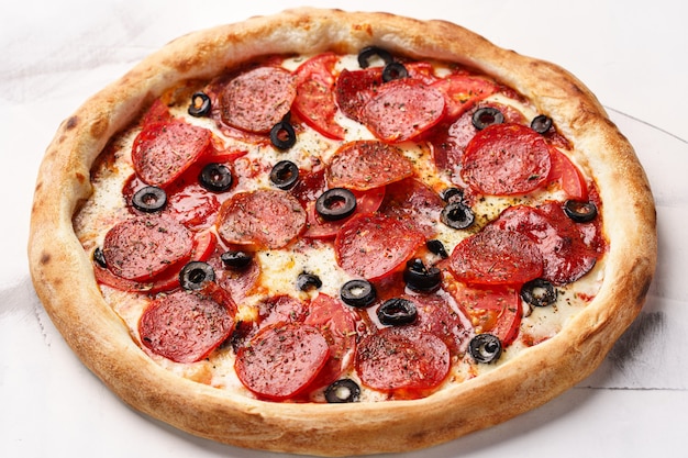 Włoska Pizza z pikantnymi oliwkami Salami Pepperoni Toscano Ser Mozzarella Sos pomidorowy