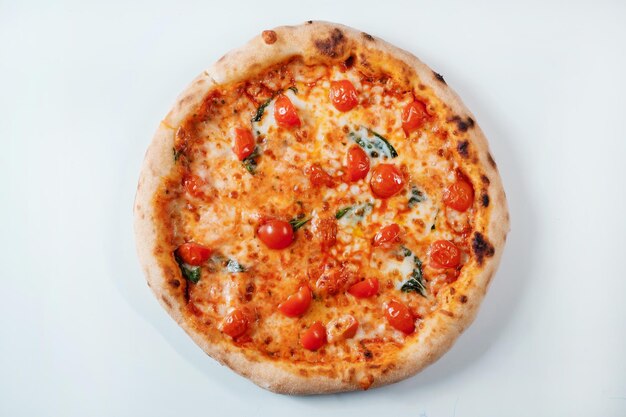 Włoska pizza z pomidorami, szpinakiem i serem Włoska dostawa fast food