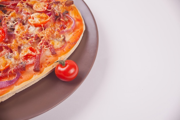 Włoska pizza z salami, pieczarka, pomidory, słodka papryka na białym tle
