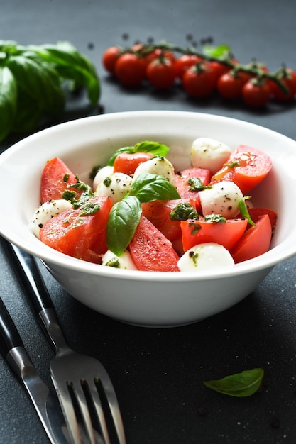 Zdjęcie włoska przystawka caprese klasyczna sałatka caprese z pomidorami i mozzarellą