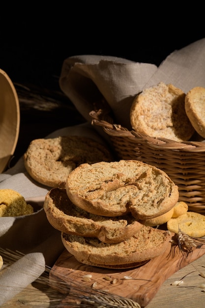 Zdjęcie włoska przystawka friselle. apulijski suszony chleb friselle w drewnianym tle
