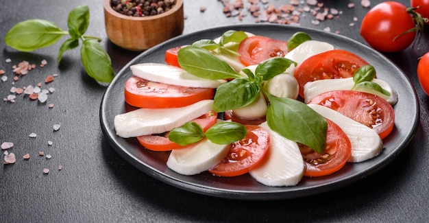 Włoska sałatka caprese z plastrami pomidorów, serem mozzarella, bazylią, oliwą