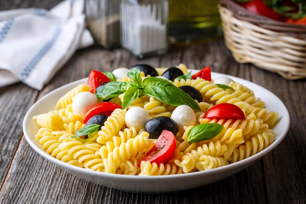 Włoska sałatka z makaronem na zimno lub Makaron fredda alla caprese Bezpośrednio nad fusilli pomidor mozzarella oliwka rukola Nazwa turecka burgu makarna salatasi