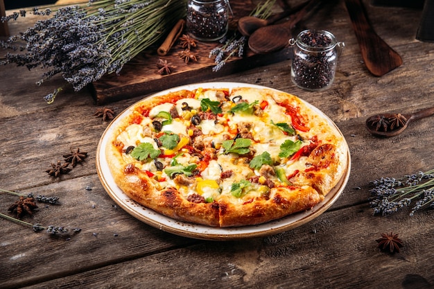 Włoska świeżo Upieczona Pizza Z Puszystym Ciastem Na Drewnianym Stole