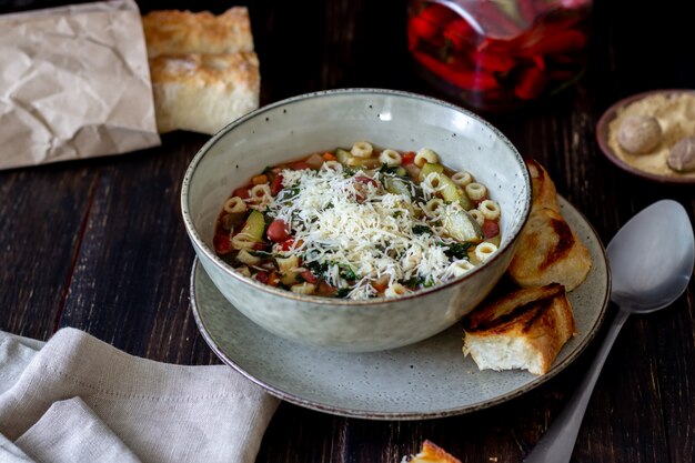 Zdjęcie włoska zupa minestrone.