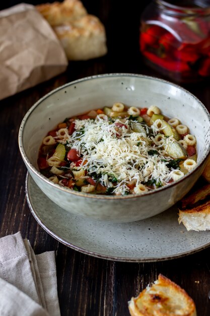 Włoska zupa minestrone.