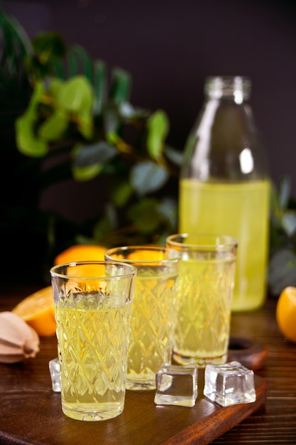 Włoski drink likier cytrynowy limoncello w szklankach