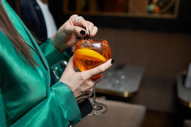 Włoski koktajl Aperol Spritz z plastrami pomarańczy na szarym kamiennym stole Letni napój domowej roboty sangria