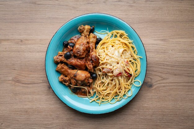 Zdjęcie włoski kurczak cacciatore łowcy gulasz z makaronem spaghetti