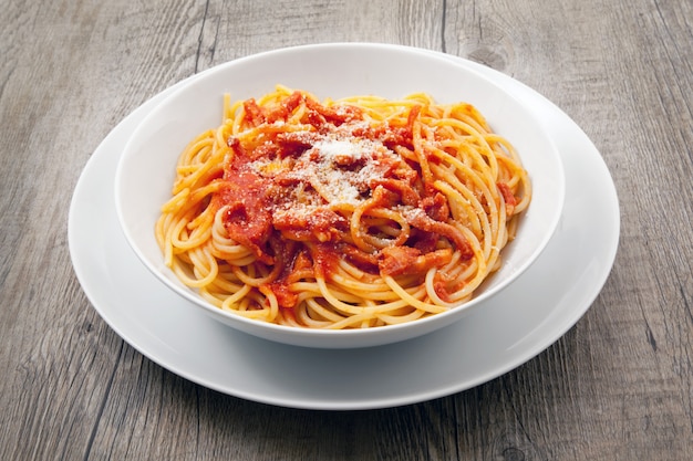 Włoski makaron all'amatriciana