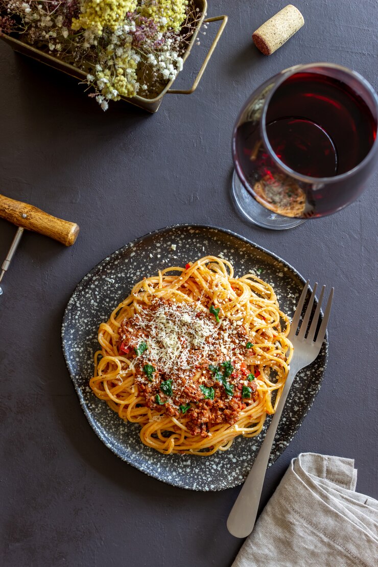 Włoski makaron Bolognese. Spaghetti. Kuchnia narodowa. Przepis. Rustykalny.