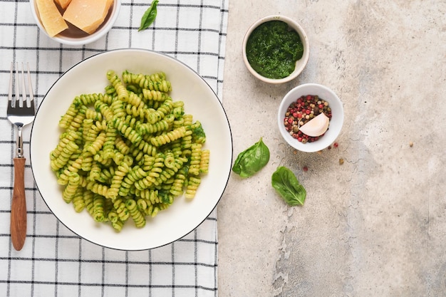 Włoski makaron fusilli z pesto