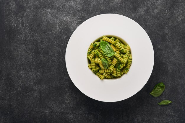 Włoski makaron Fusilli z pesto