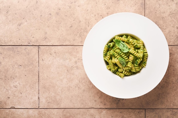 Zdjęcie włoski makaron fusilli z pesto