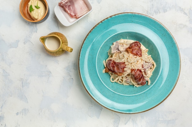 Włoski Makaron Makaron Carbonara Z Boczkiem, Parmezanem I Sosem śmietanowym. Baner, Menu, Przepis Na Tekst, Widok Z Góry.