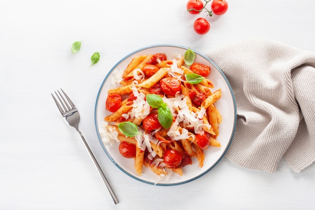 Włoski makaron penne z pomidorami bazylią parmezanem