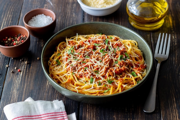 Włoski makaron spaghetti bolognese. Kuchnia narodowa. Przepis. Włoskie jedzenie.