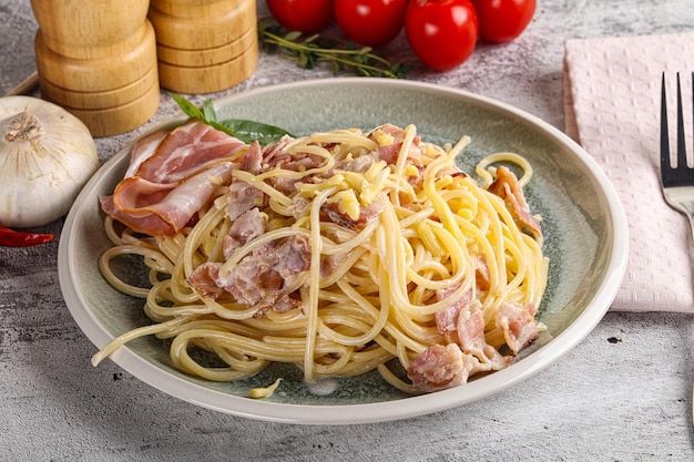 Włoski makaron spaghetti carbonara z boczkiem