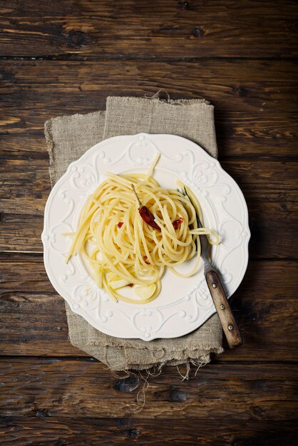 Włoski makaron spaghetti z olejem, czosnkiem i chili