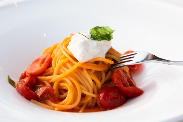 Włoski Makaron Spaghetti Z Serem Burrata Zbliżenie Dieta śródziemnomorska