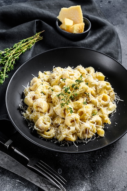 Włoski makaron Tortellini z parmezanem