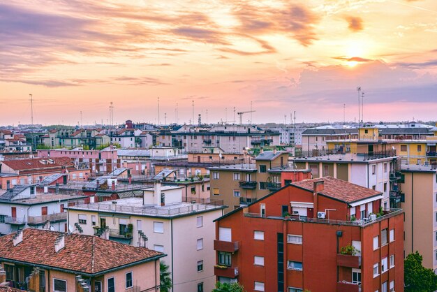 Włoski miasto przy wschodu słońca widokiem od above