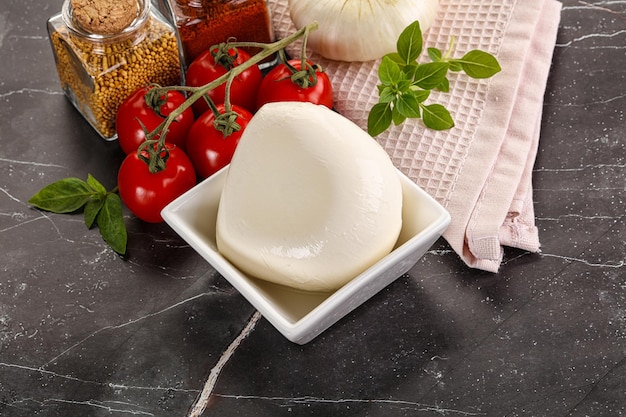 Włoski pyszny ser mozzarella buffalo ball