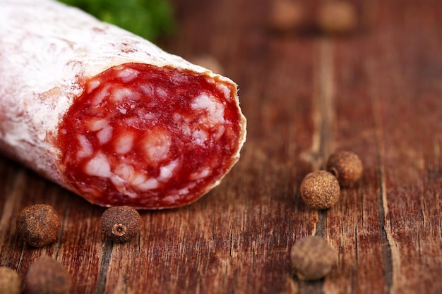 Włoski salami na drewnianym tle Selekcyjna ostrość