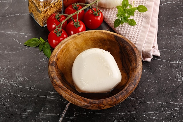 Włoski ser mozzarella buffalo ball