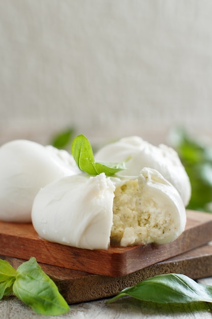 Włoski ser mozzarella faszerowany ricottą i persto z bliska