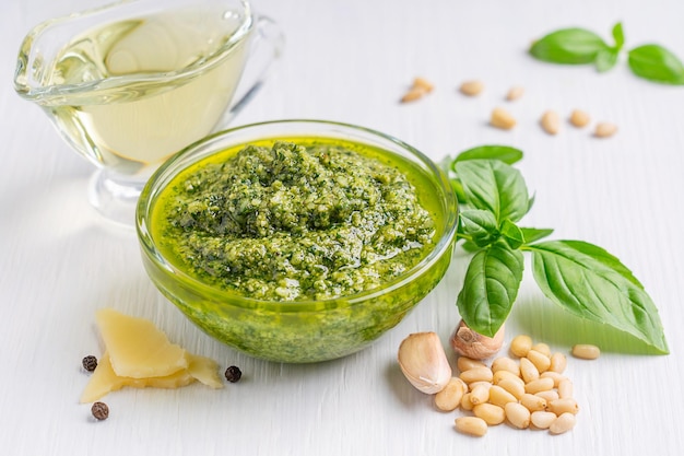 Włoski sos pesto z parmezanu z liści bazylii, orzeszków pinii, czosnku i oliwy z oliwek podawany w misce