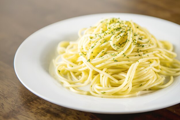 Włoski spaghetti na bielu talerzu