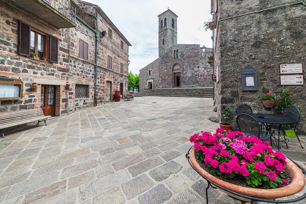 Zdjęcie włoski średniowieczna wieś szczegóły historyczny kamienny plac starożytny kościół opactwo stare miasto kamienne budynki architektura radicofani toskania włochy radicofani toskania włochy