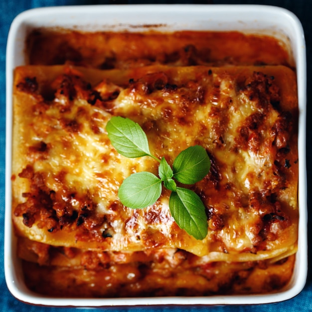 Zdjęcie włoski styl żywności. talerz lasagna.