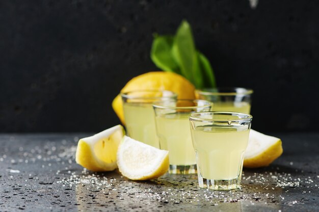 Włoski tradycyjny likier limoncello z cytryną