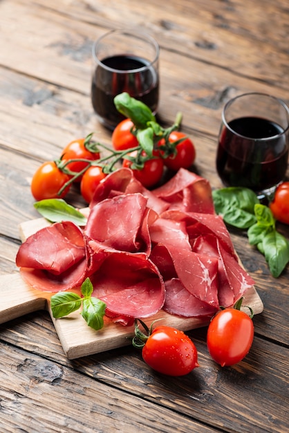 Włoskie antipasto z bresaola i czerwonym winem