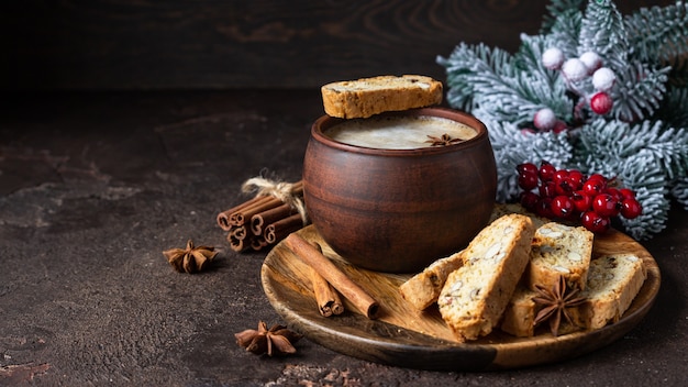 Włoskie biscotti z migdałami i rodzynkami oraz filiżanką kawy.